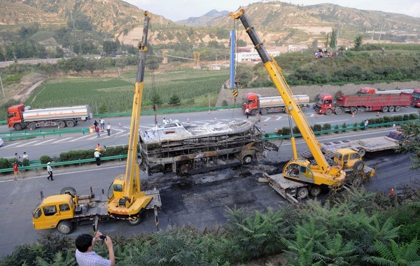 吊車事故司機(jī)需要承擔(dān)責(zé)任嗎,大吊車事故  第2張